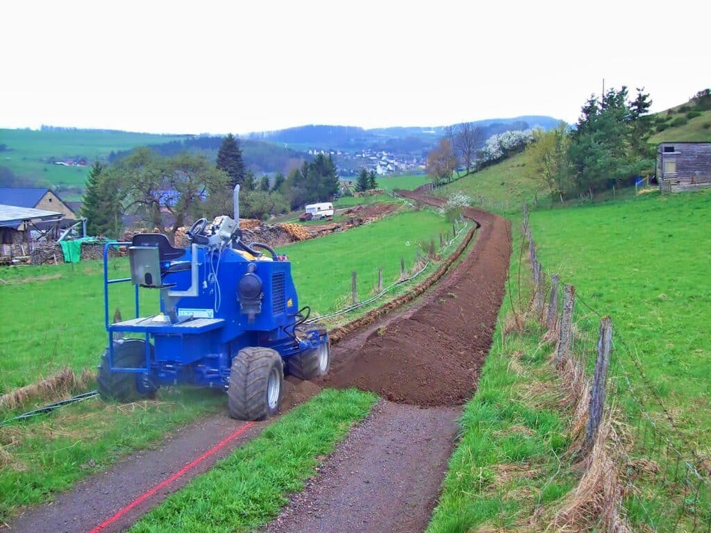 Stromkabel und Solartrassenverlegung mit Kettenfräse