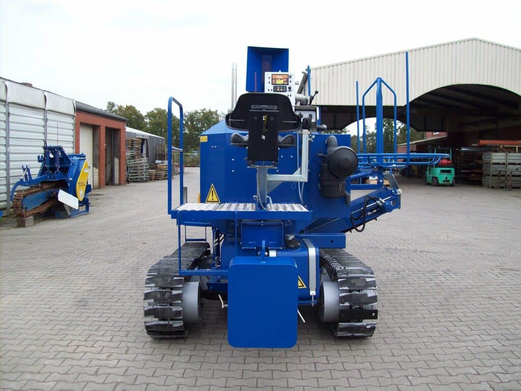 LIBA GM 4 Allrad Mietmaschine für Sportplatzdrainage und Solartrassen